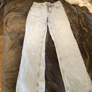 Jeans från bikbok - Superfina, högmidjade raka med slits Storlek 27 i midjan, 32 i läng Passar mig som har s Säljer för 50kr