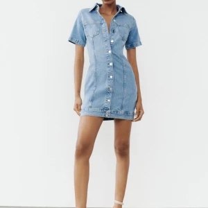 Jeans klänning - Säljer min jeans klänning från zara då den inte kommer till andvändning längre och har bara andvänt fåtal gånger så klänningen är som ny❤️😊