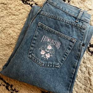 Superfina vintagejeans med broderad blom-detalj på ena fickan bak + fram! Rak passform i benet och hög midja