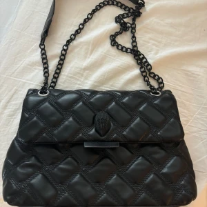 Kurt geiger liknade axelremsväska  - Använt 1 gång. Helsvart kurt geiger liknande väska.