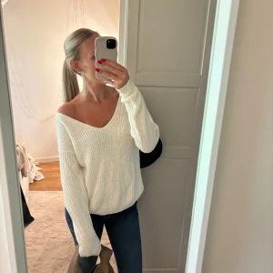 Stickad tröja  - Stickad tröja med öppen rygg  Bra skick  Skriv vid frågor 💕