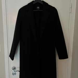 Svart kappa - Säljer en svart kappa från zara. I fint skick. För att se tydligare bilder på kappan kolla mitt inlägg men exakt samma kappa fast begie. Där ser man den tydligare. Pris kan diskuteras!!!🩷