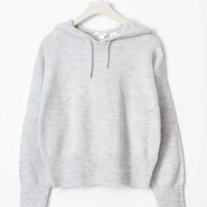 Soft knitted hoodie - gina young - En grå stickad hoodie ifrån gina young i storleken 158/164.  Köpt för 250kr och knappt använd! 