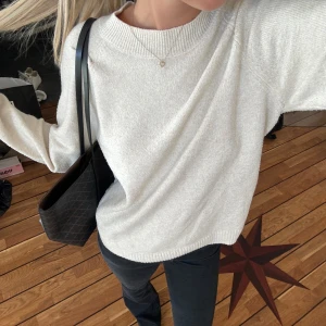 Stickad tröja  - Fin stickad tröja i bra skick Stirlek L för den skulle va lite oversized men är inte riktigt så stor Skriv vid frågor 💕