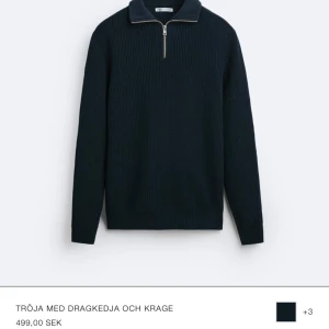 Mörkblå tröja med dragkedja från Zara - Säljer en snygg och stilren mörkblå tröja från Zara. Tröjan är i bra skick! Ny pris: 499kr. Storlek m men passar s också!