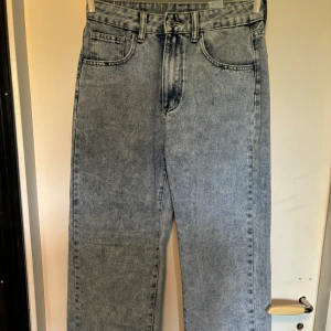 Blå jeans  - Ett par jätte fina jeans i m som jag tyvärr inte kan ha längre, knappt använda