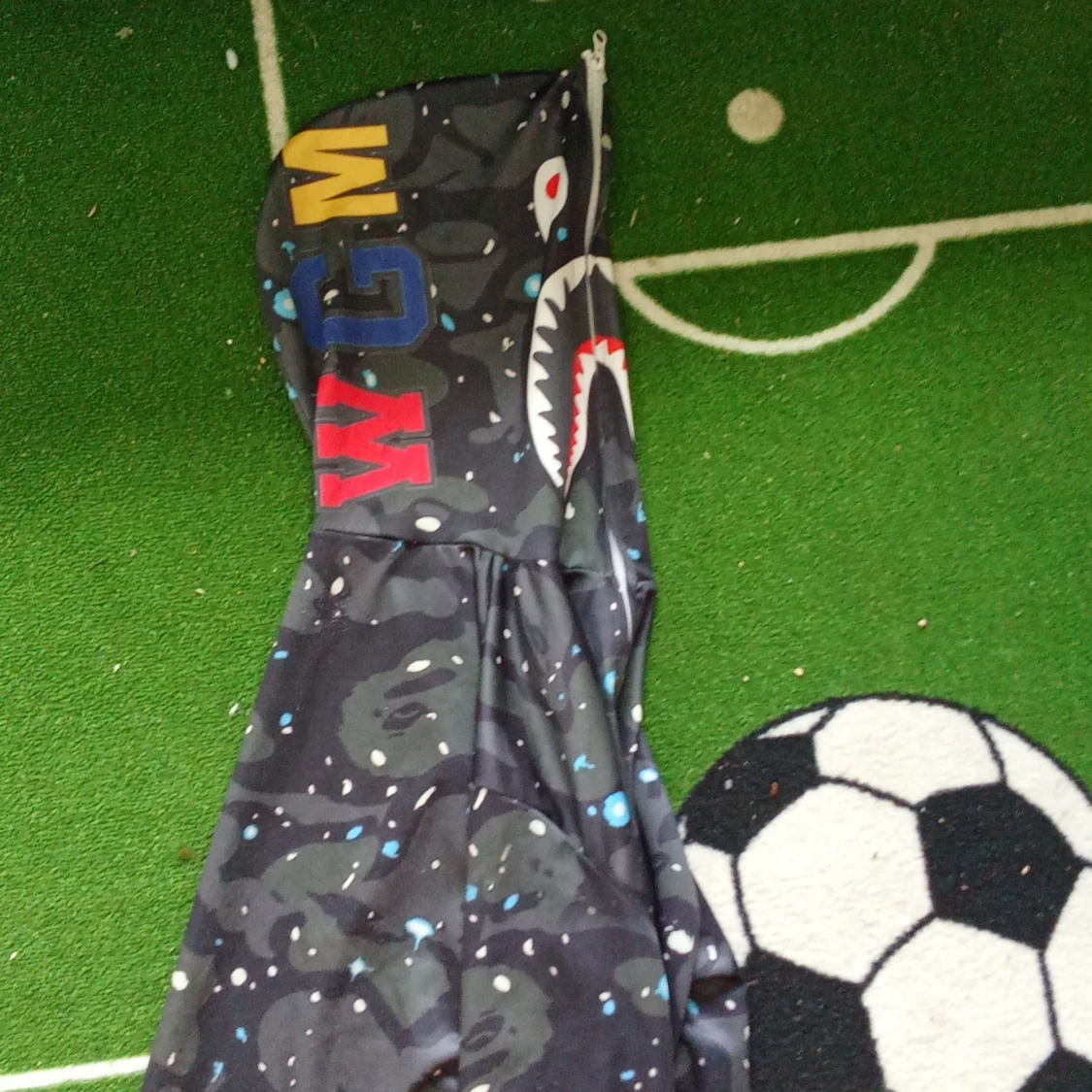 Svart hoodie med hajmotiv - 91