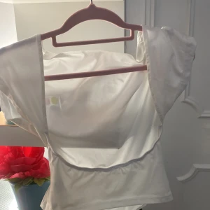 Kläder  - Kläder som jag inte har använt så mycket de från storlek s-xs 50 kr var för varje plagg den bruna tröjan 30kr