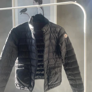 Moncler Jacka  - Säljer nu min jacka i storlek 1 som motsvarar 36/S, jackan är i modellen ”Lans short down Jacket” Skriv för fler bilder eller vid frågor 💕💕