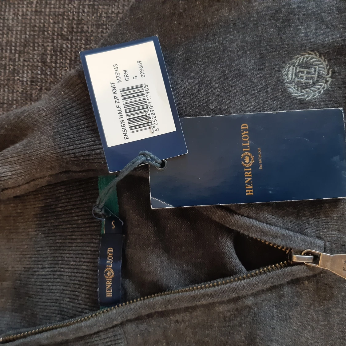 Grå tröja med dragkedja från Henri Lloyd - 92