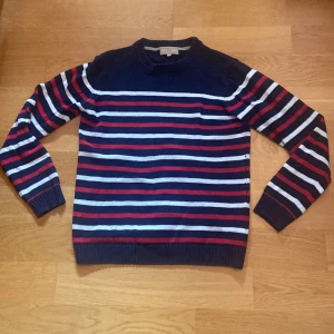En randig ”velour nostalgi” sweatshirt  - En röd,blå och vit randig ”velour nostalgi” tröja i storlek S. Jag har bara använt den ett par enstaka gånger och det finns inga hål eller fläckar. Skriv för mer info!☺️