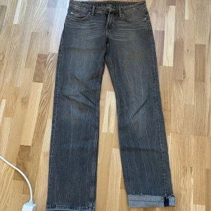 Weekday jeans  - Arrow low straight jeans från Weekday i storlek W26 L34 vilket motsvarar S ungefär. Uppsprättade men annars i superfint skick!💞💞