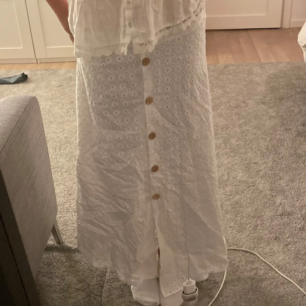 Broderad långkjol med knappar från zara, aldrig använd med lappen kvar. . Kjolar.