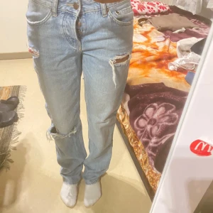Lågmidjade jeans - Ursnygga lågmidjade jeans med hål i, använt fåtal gånger! Hör av er vid frågor❣️