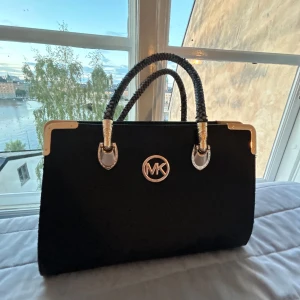 Michalcors väska! - Säljer den här Michaelcors väskan! Som ni ser så e det lite slitage på handtagen men ingenting man tänker på när man har på sig den, annars jätte bra skick. Pris kan diskuteras❤️