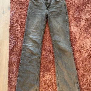 Low waist straight jeans  - Gråa Low waist straight jeans från Gina . Använd men i gott skick. Storlek 32✨🫶