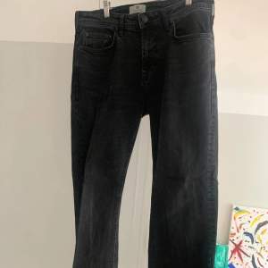 Svarta jeans, straight leg. W32 L32 200 kr