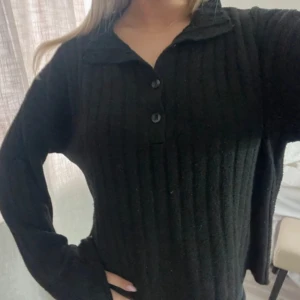 Svart ribbad tröja från NY Trend - Säljer min svarta stickade tröja från Nelly💘   Perfekt nu till hösten och vintern 🍁🍂Den har knappar som man kan knäppa upp. Det är en storlek M