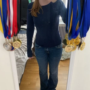 Mörkblå långärmad från gina tricot - Superfin mörkblå långärmad med slits längst ner vid armarna, använd ca 4 gånger då jag tycker den sitter för tight. St S, finns även svart i profilen! Kontakta innan du köper!