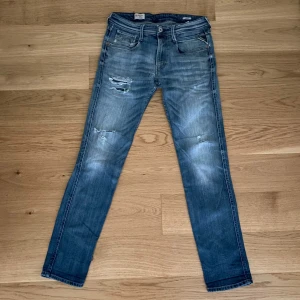 Replay anbass - Sjukt snygga Replayjeans med tvättad design😍 Nypris 1700:- 💵 Skick 10/10✅ Hör av dig vid minsta fråga eller fundering//Legitresell 