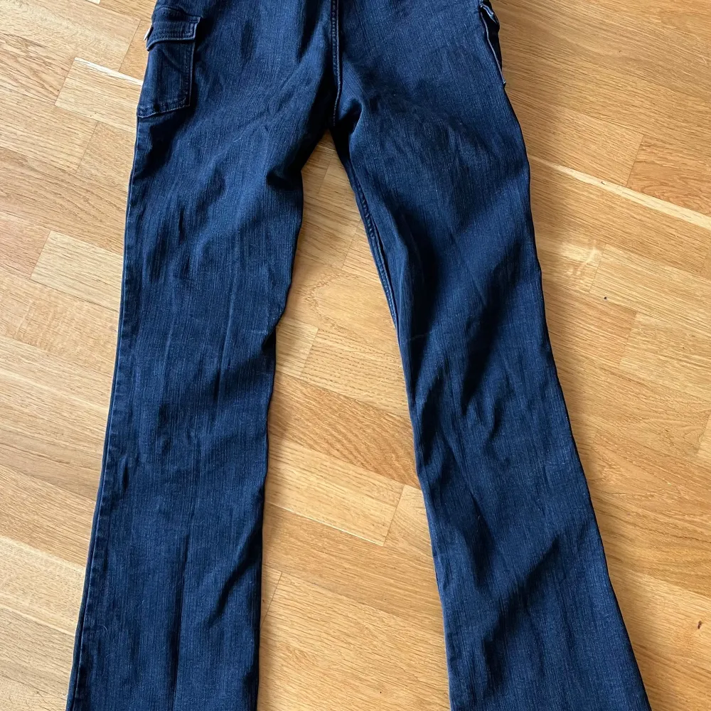 Säljer nu mina fina jeans från hm. Dem är i storlek 164. Hör av er om ni vill ha fler bilder eller har några frågor😊. Jeans & Byxor.