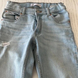 Snygga jeans ljusblå - Super snygga low waist jeans har använt någon gång dock har de lite ferg skillnad på knäna men fina ändå storlek 140 