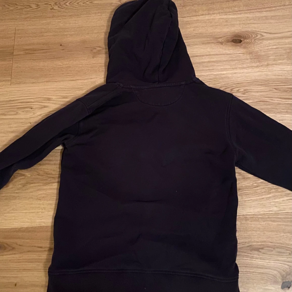 Marinblå hoodie från GANT - 1
