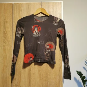 (S) Mönstrad långärmad topp, geisha, japan - Grå långärmad tight topp med ett orientaliskt mönster av geishor i svart och rött. Lappen är bortklippt, men uppskattas till en XS/S 🌸. 