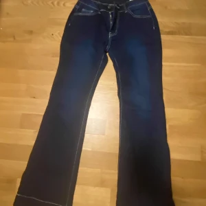 Mörkblå bootcut jeans - Snygga mörkblå bootcut jeans med kontrastsömmar. De har en hög midja och klassisk femficksdesign. Perfekta för en avslappnad stil. Dem är s men passar xs och M aldrig använda