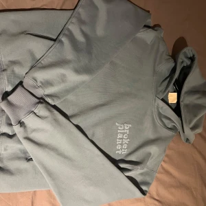 Broken Planet Hoodie - Broken Planet Hoodie helt ny, endast testad. Strl XS men sitter som en S om inte en aning större till och med. Babyblå i färgen och självklart äkta. DM vid fler funderingar/bilder. 