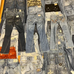 Miss Me and True Religion💙💛 - Kontakta oss för att köpa‼️Miss Me och True Releigon. XXS-XXL. För kvinnor och män. 