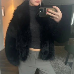 Svart pälsjacka  - Från ginatricot, köpt förra året och endast använd ett fåtal gånger så i mycket bra skick! Nypris 799kr.  OBS storlek L, men sitter perfekt lite oversize på mig som vanligtsvis bär xs/s, därav storleken på annonsen 🌟