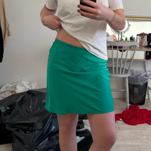 Grön kortkjol - Grön kjol i satin liknande material, använd 1 gång