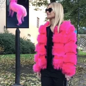 Rosa pälsjacka - Säljer en iögonfallande rosa pälsjacka. Jackan har en fluffig och mjuk textur med långa ärmar. Perfekt för att göra ett statement i höst och vinter. Passar bra för den som vill ha något unikt. 