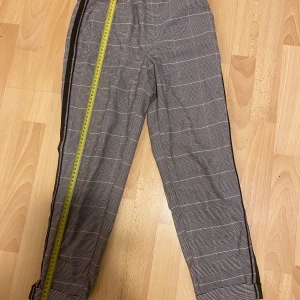 Byxor med hundtandsmönster - Använd knappt en gång och säljer eftersom det inte är min stil💕