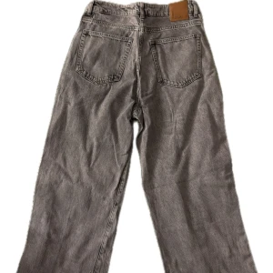 Grå jeansbyxor - Snygga grå jeansbyxor med en klassisk design. De har en rak baggy passform och två bakfickor. Perfekta för en avslappnad stil. Wait 30 Length 32, har små heelbite skador