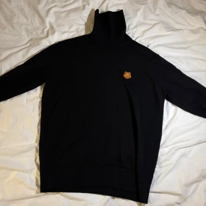 Kenzo Polo tröja - Otroligt skönt material. Storlek M, och sitter perfekt om man är M. Nypris 4000kr, pris kan diskuteras!