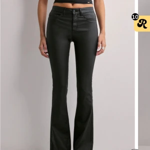 Svarta bootcut byxor - Snygga svarta bootcut skinnbyxor. Byxorna har en stilren look med knapp och dragkedja framtill. Dem är i nyskick och inte använts mycket.