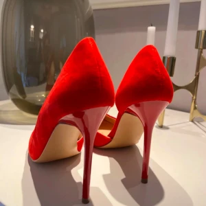 Röda pumps med spetsig tå - Snygga röda pumps i mocka med hög klack och spetsig tå. Perfekta för att ge en färgklick till din outfit. Dessa skor har en elegant design som passar för speciella tillfällen. Köpta i Zalando 
