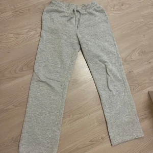 Mjukisbyxor Ginatricot - Ett par mjukisbyxor från Ginatricot, storlek S 💕 Ganska långa i benen, Lågmidjade och jättefin passform. En liten fläck på ena benet som knappt märks av, inget jag försökt få bort 😊 Använd gärna köp nu!