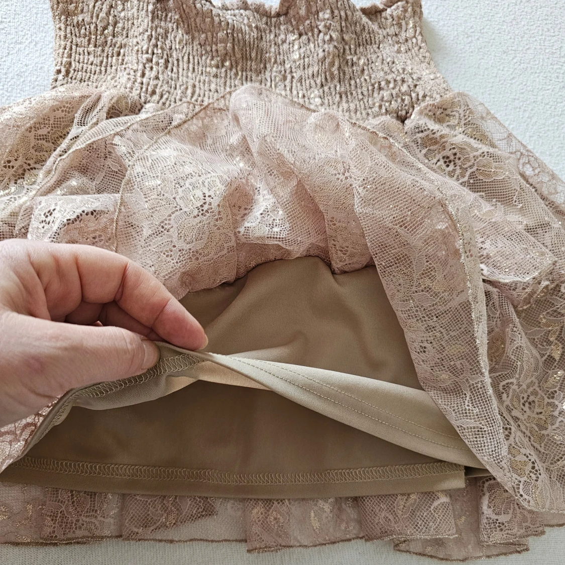 Beige spetskjol med volanger från Buch Copenhagen  - 91