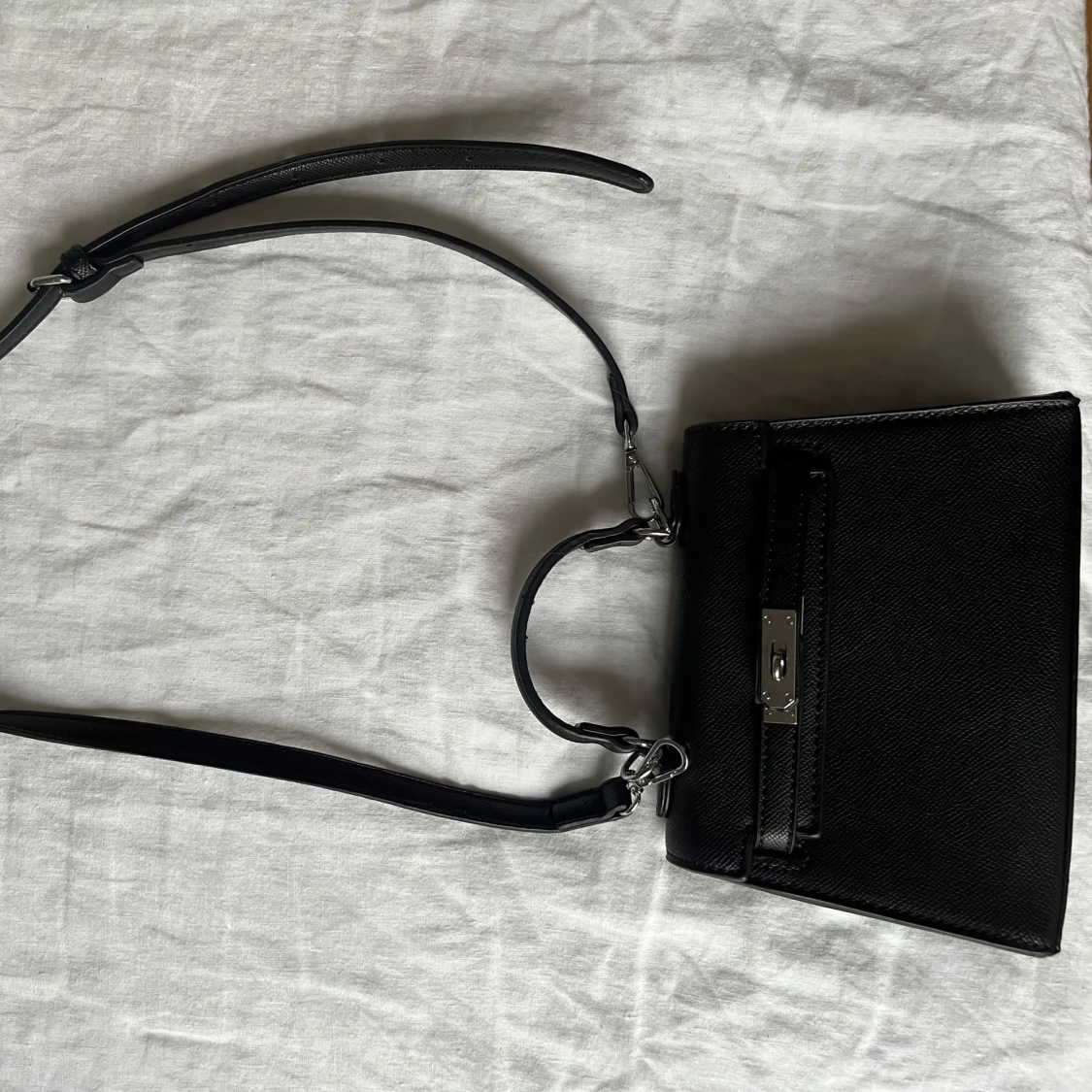 Svart axelväska med metallspänne