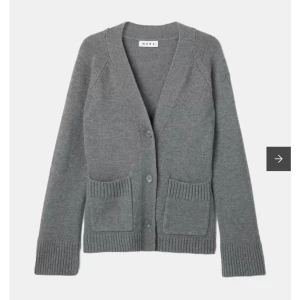 Grå kofta från Wera - Säljer en stilren grå kofta från Wera åhlens. Nypris 900 kr. Väldigt bra skick ❤️