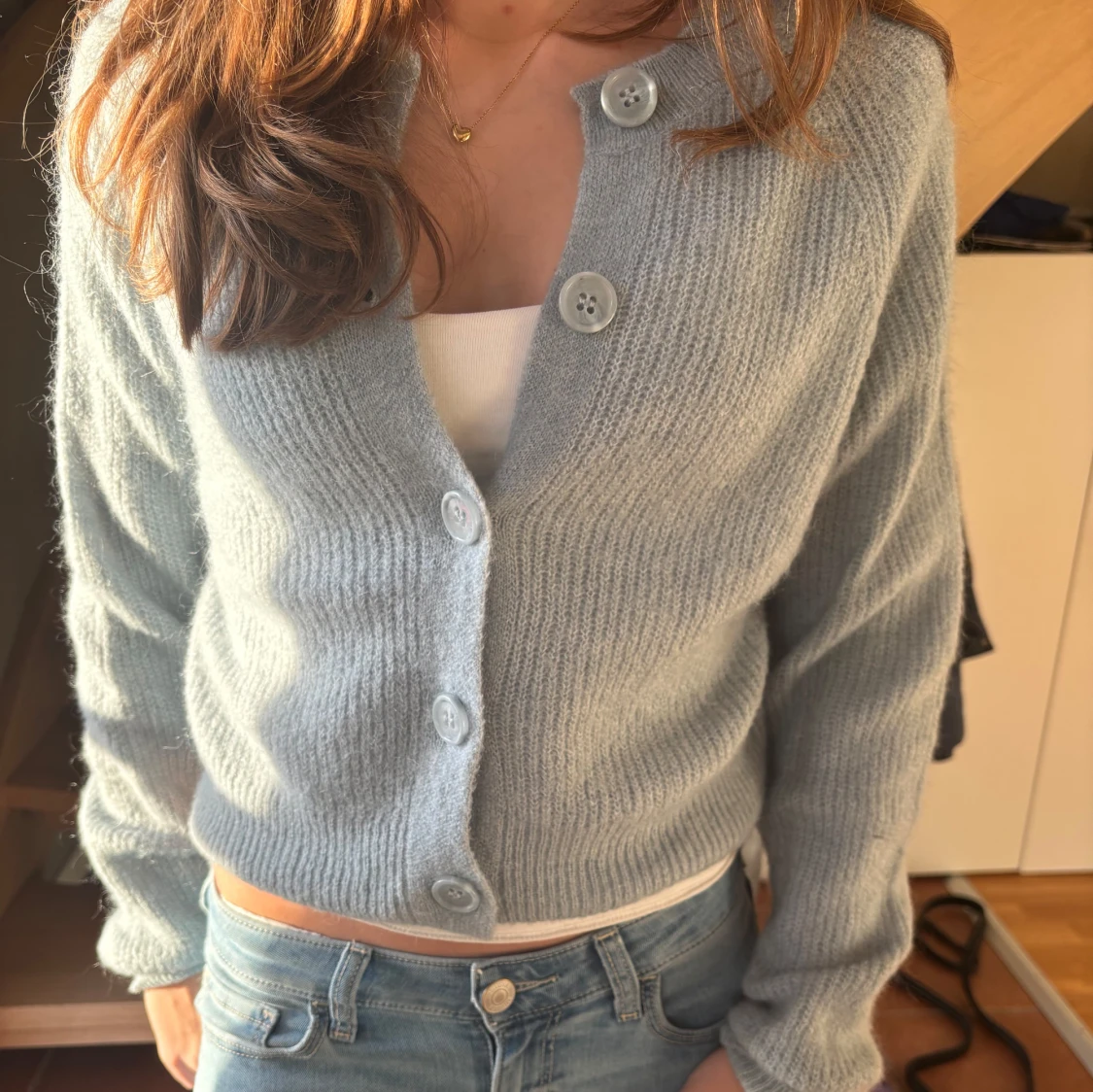 Ljusblå kofta med knappar