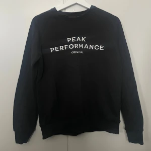 Sweatshirt från Peak Performance - Svart sweatshirt från Peak Performance med vit text 🖤