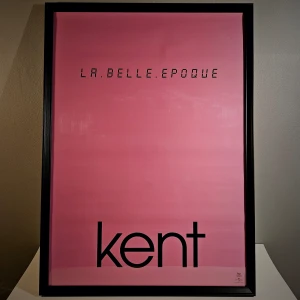 Kent - Affisch, 50x70  - Kent - La Belle Epoque promoaffisch, 50x70.   Inga tejprester eller hål, i nyskick - aldrig uppsatt!  Skickas i papprulle. Ramen ingår inte!!