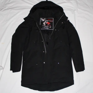 Moose Knuckles parkajacka - Moose knuckles parkajacka i fint skick. Tags finns. Nypris runt 10 000kr. Storlek M.