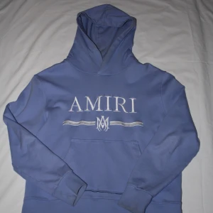 Amiri hoodie  - Snygg blå hoodie från Amiri med broderad logga på framsidan. Som ny.