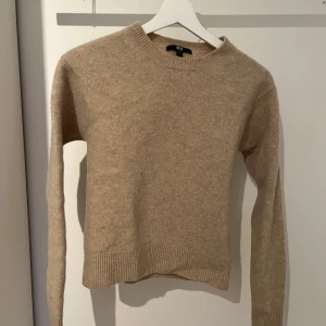 Beige ulltröja från uniqlo - 100 % ulltröja från uniqlo, perfekt baströja som är smal i passformen