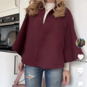 Svart poncho  - ❗️de är den svarta inte vinröda❗️ jätte fin poncho från h&m exakt samma modell som den på första bilden💞